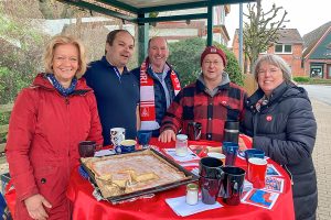 Die SPD-Mitglieder am Infostand mit dem Kreistagskandidaten Arne Engelbrecht